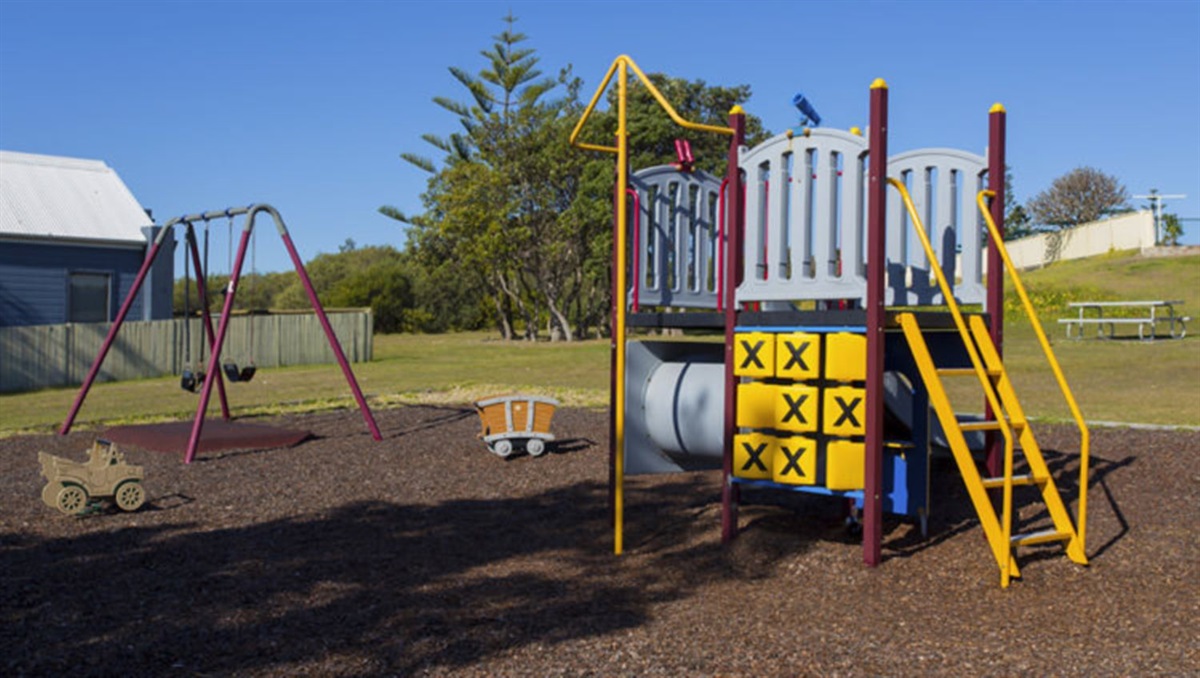 are dogs allowed at roy e parks community playground