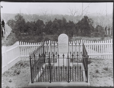 Quigley's grave, Primrose Street Booragul. c.1900. Photographed by Ralph Snowball