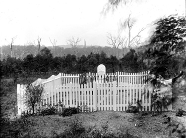 Grave of William Bell Quigley and Margaret Scott Quigley, Primrose Street Booragul. Photograph taken by Ralph Snowball.