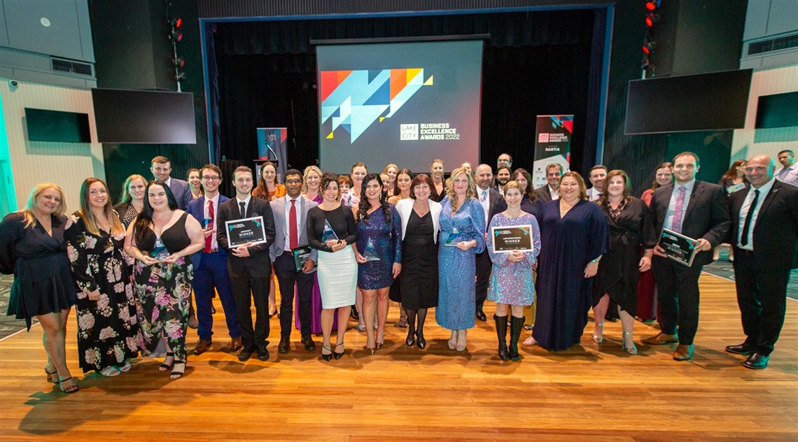 Mayor Kay Fraser with Business Excellence Awards winners 2022.jpg