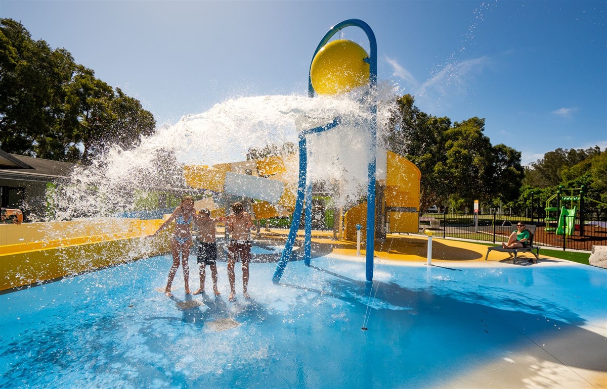 https://www.lakemac.com.au/files/content/public/v/1/news-articles/lake-mac-holiday-parks-make-82.5m-splash-in-2023/holidaymakers-enjoying-the-splash-park-at-swansea-lakeside-holiday-park.jpg?w=1200